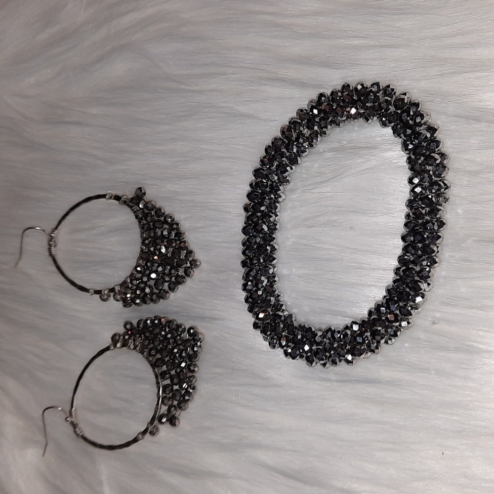 Set Silvertone Grey beaded stretchy Dangle earrings and bracelet set